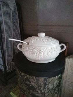 Gravy Bowl With Lid And Dipper