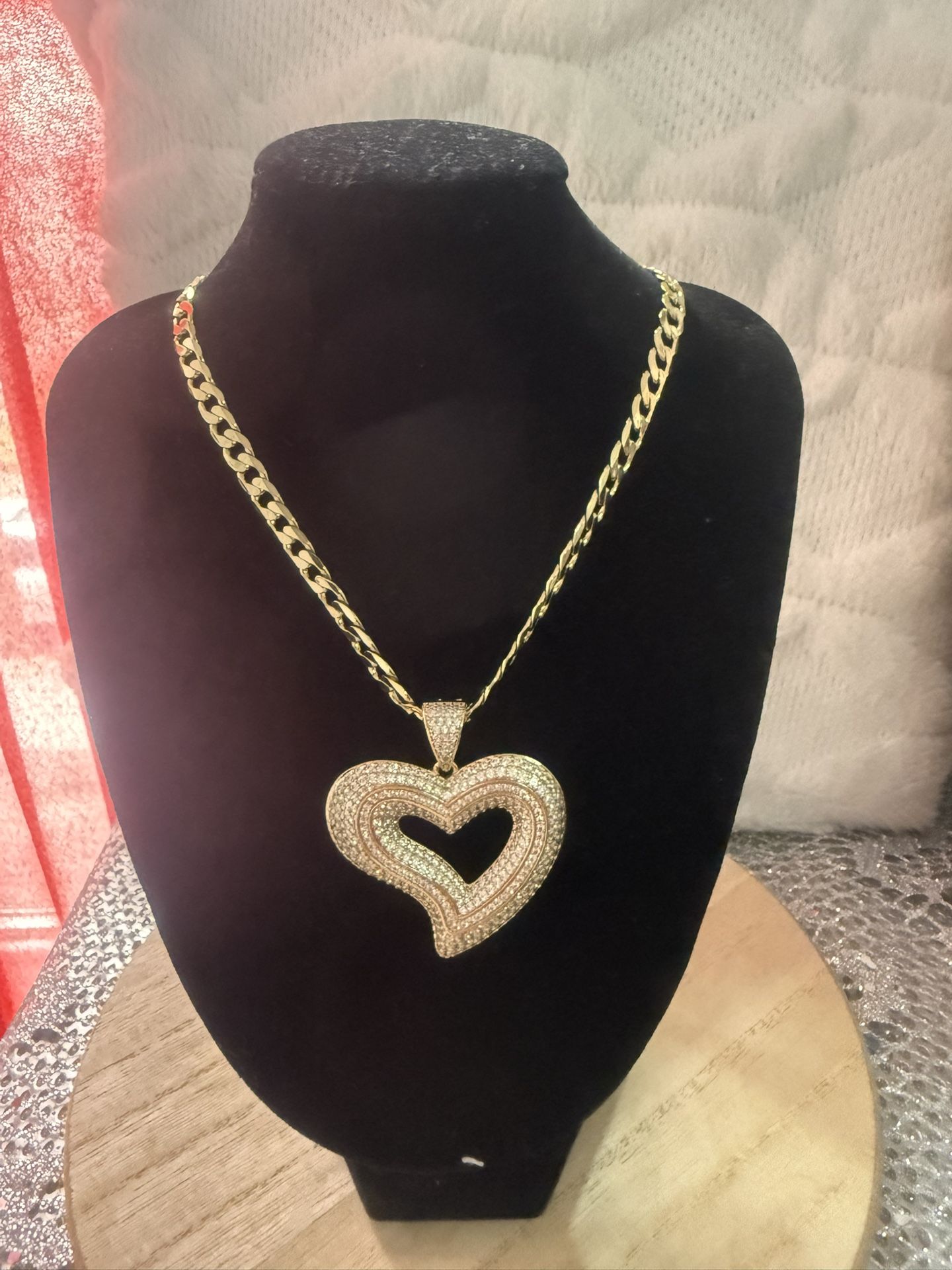 Gold plated with four layers of 14k gold, suitable for daily use, can get wet, very good, does not harm the skin