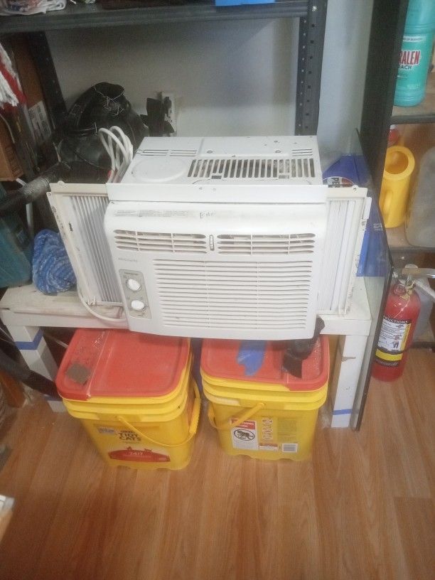 5000 BTU Air Conditioner Works Great
