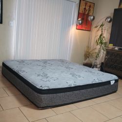 KING SIZE PILLOWTOP MATTRESS FOR SALE! IN GREAT CONDITION, FREE DELIVERY 