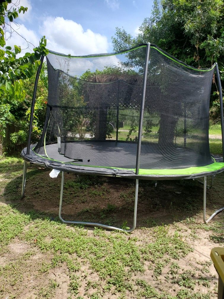 14 ft trampoline with safty net