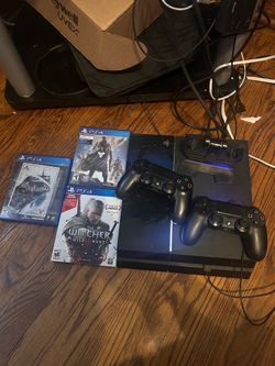 PlayStation 4 w 3 games and 2 controls