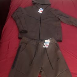 Brand new nike tech sweatsuit with tags medium