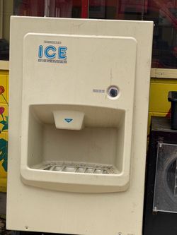 Free ice bin for large ice maker