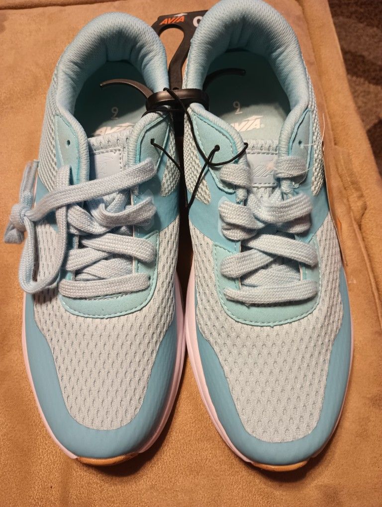 Size 9 Women's Avia NWT Tennis Shoes Sneakers