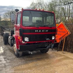 1990 Mack CS 200 Midliner  For Parts Only. 