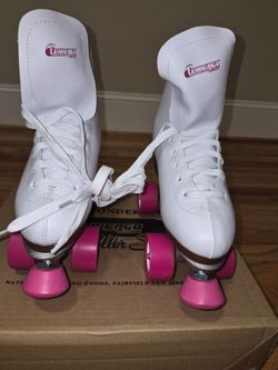 Stylish Chicago Skates women's rink skates. White boots with pink wheels and toe stops. Size US 7, EUR 38. Skates come in original box.
Run big, fits 
