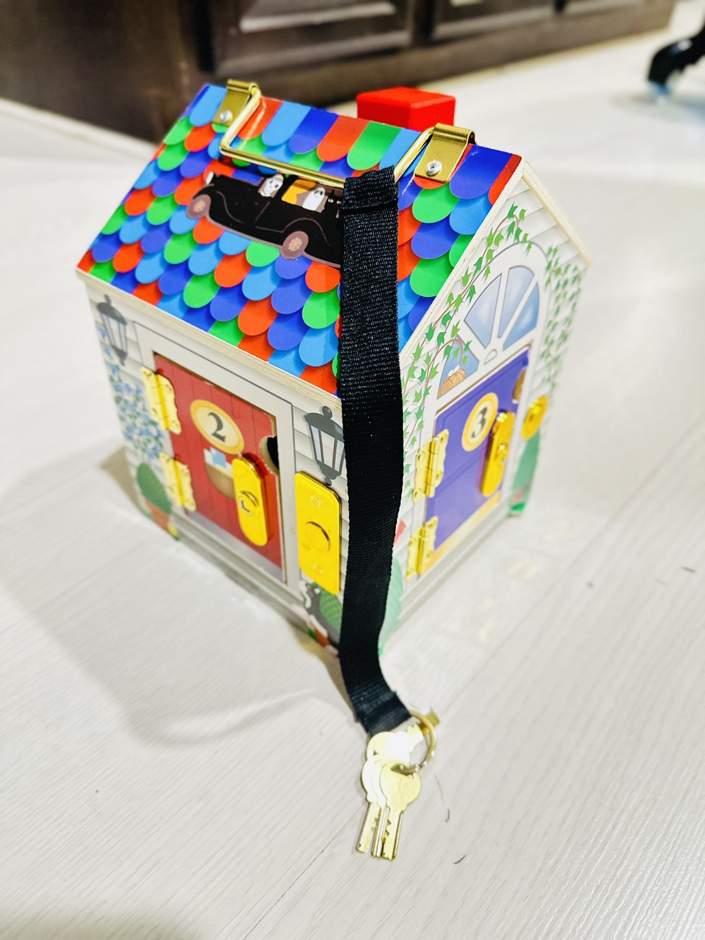Melissa & Doug Take-Along Wooden Doorbell Dollhouse, Doorbell Sounds, Keys, 4 Poseable Wooden Dolls