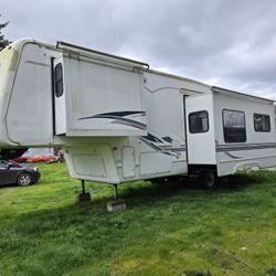 2002 Keystone Montana Fifth Wheel Trailer