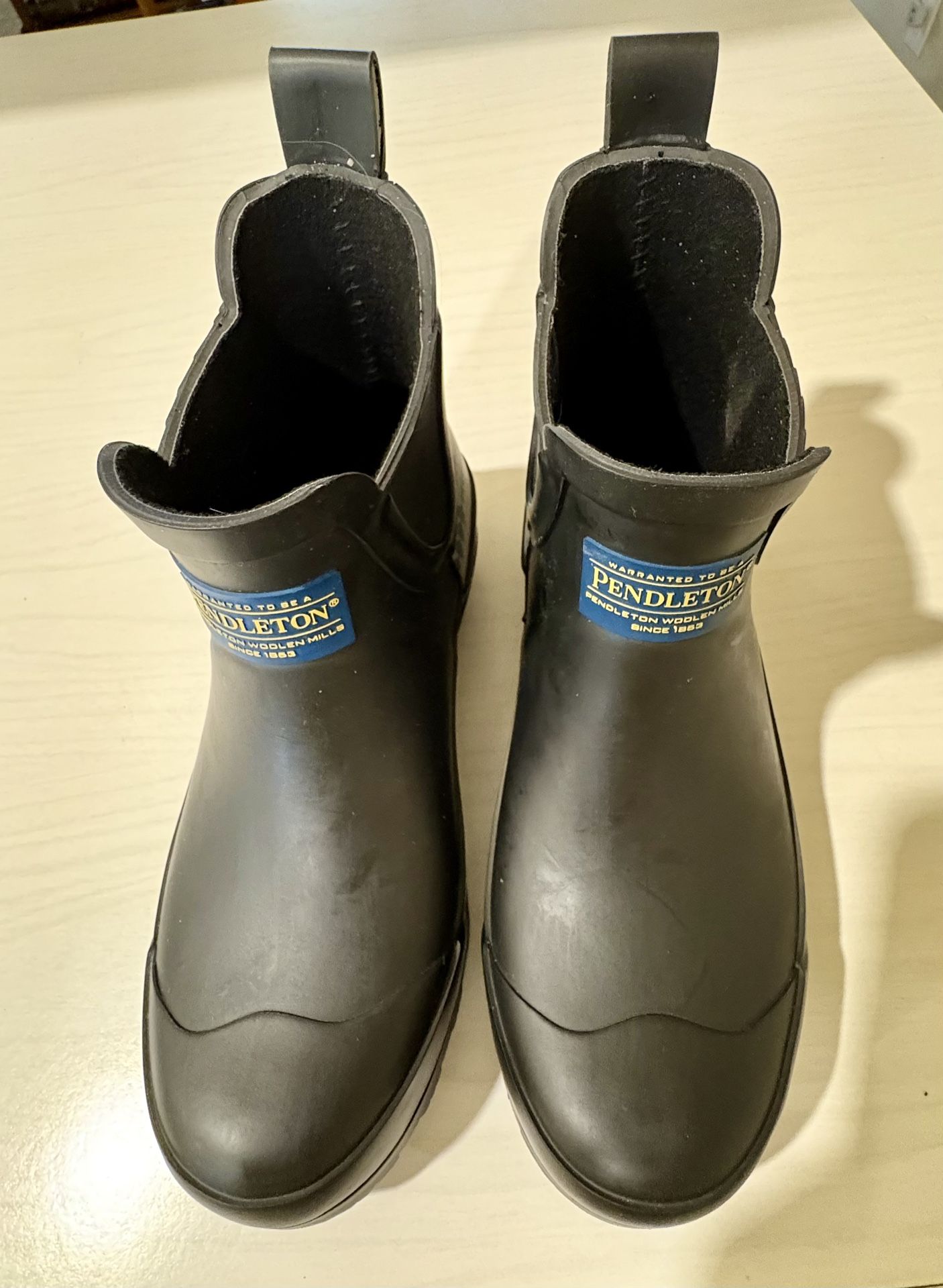 Women Pendleton Rain boots, Size 5