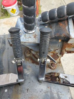 Harley Davison Sportster 1200 Foot Pegs and Chrome Brackets