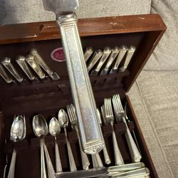 1847 Rogers Bros. Anniversary Pattern Silver Plate Silverware 108 pieces