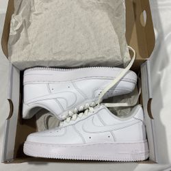 Brand New Men’s White Nike Airforce 1s size 6