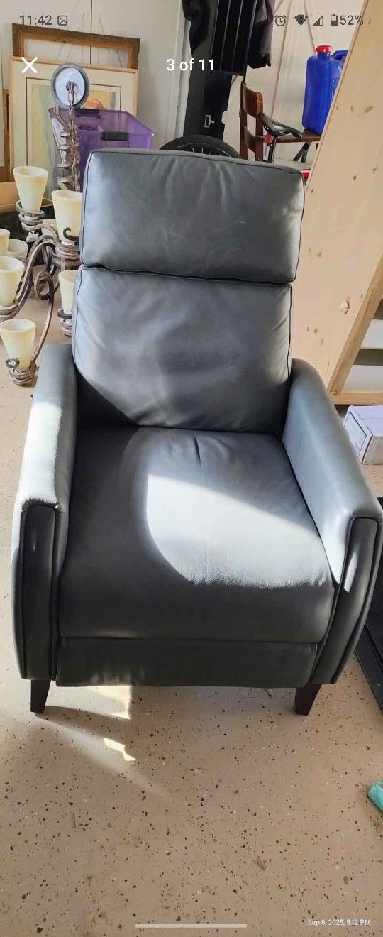Synergy Home Furnishings Leather Recliner Chair 28x28" HARDLY USED