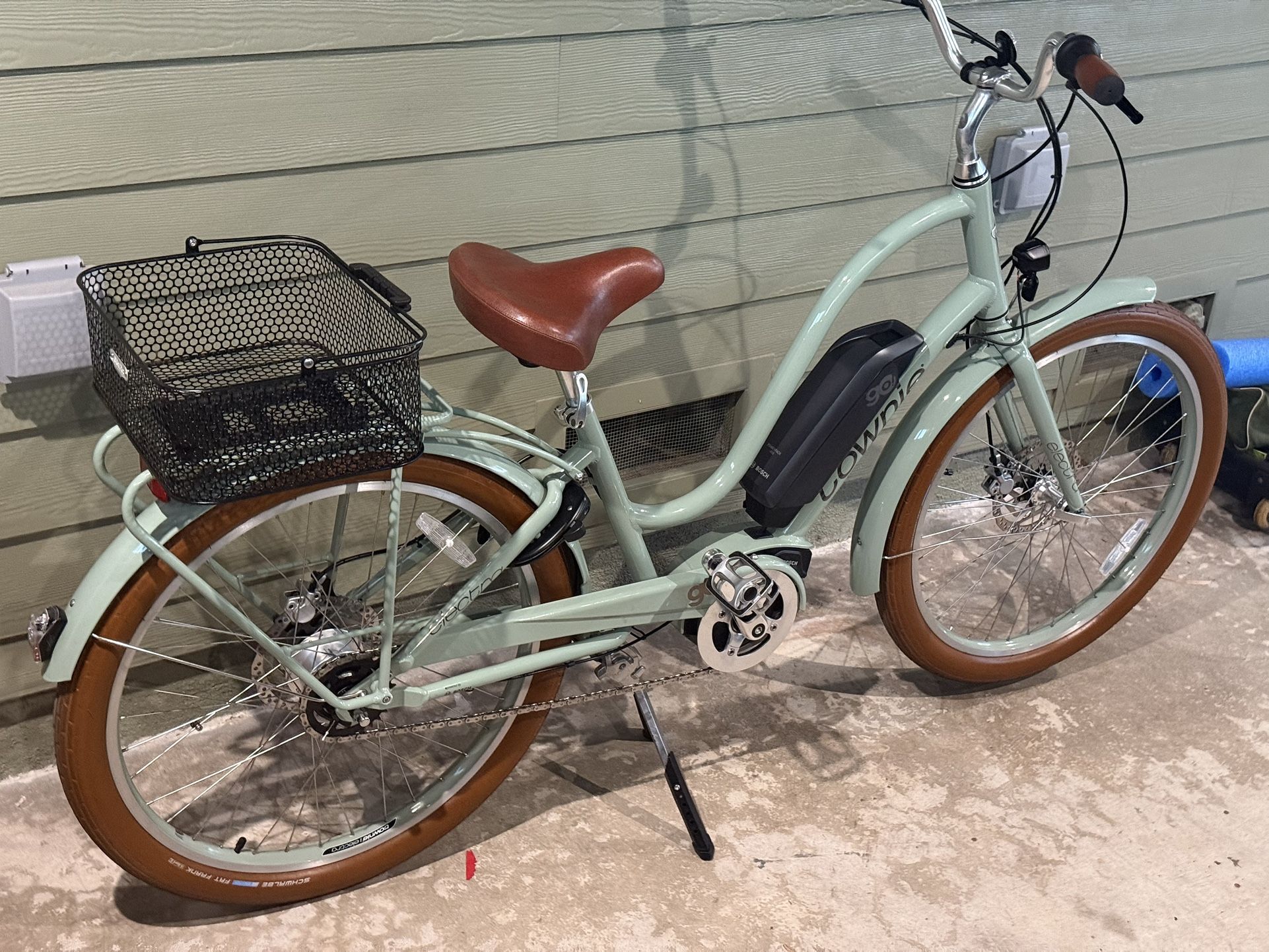 Electra 5i townie go with hydraulic disc brakes and bosch mid drive rear rack with removable basket,color matched fenders, front and rear lights, cafe