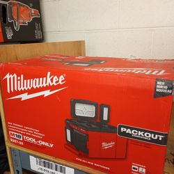 MILWAUKEE M18 PACKOUT LIGHT/CHARGER ( TOOL ONLY )