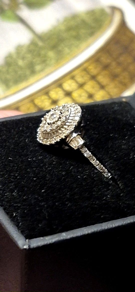 10 Kt White Gold Women's Ring With Small Diamonds