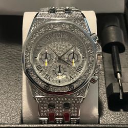 Silver plated men’s watch with a diamond like stones