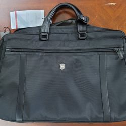 Victorinox Werks Professional 2.0 2-way Carry