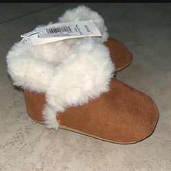 Old Navy Baby Girl’s Cozy Faux Fur Boots Moccasins, Size 3-6 Months