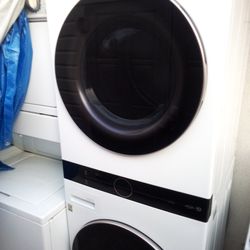 Newer LG Thin Laundry Center Stacked Washer DRYER Electric 240v