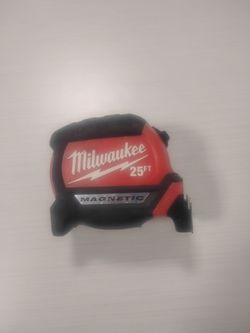 Milwaukee magnetic 25 feet  tape measurer