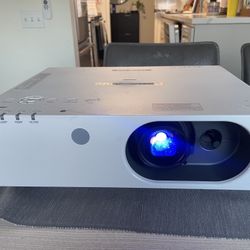Panasonic HDMI Video Movie Tv Projector