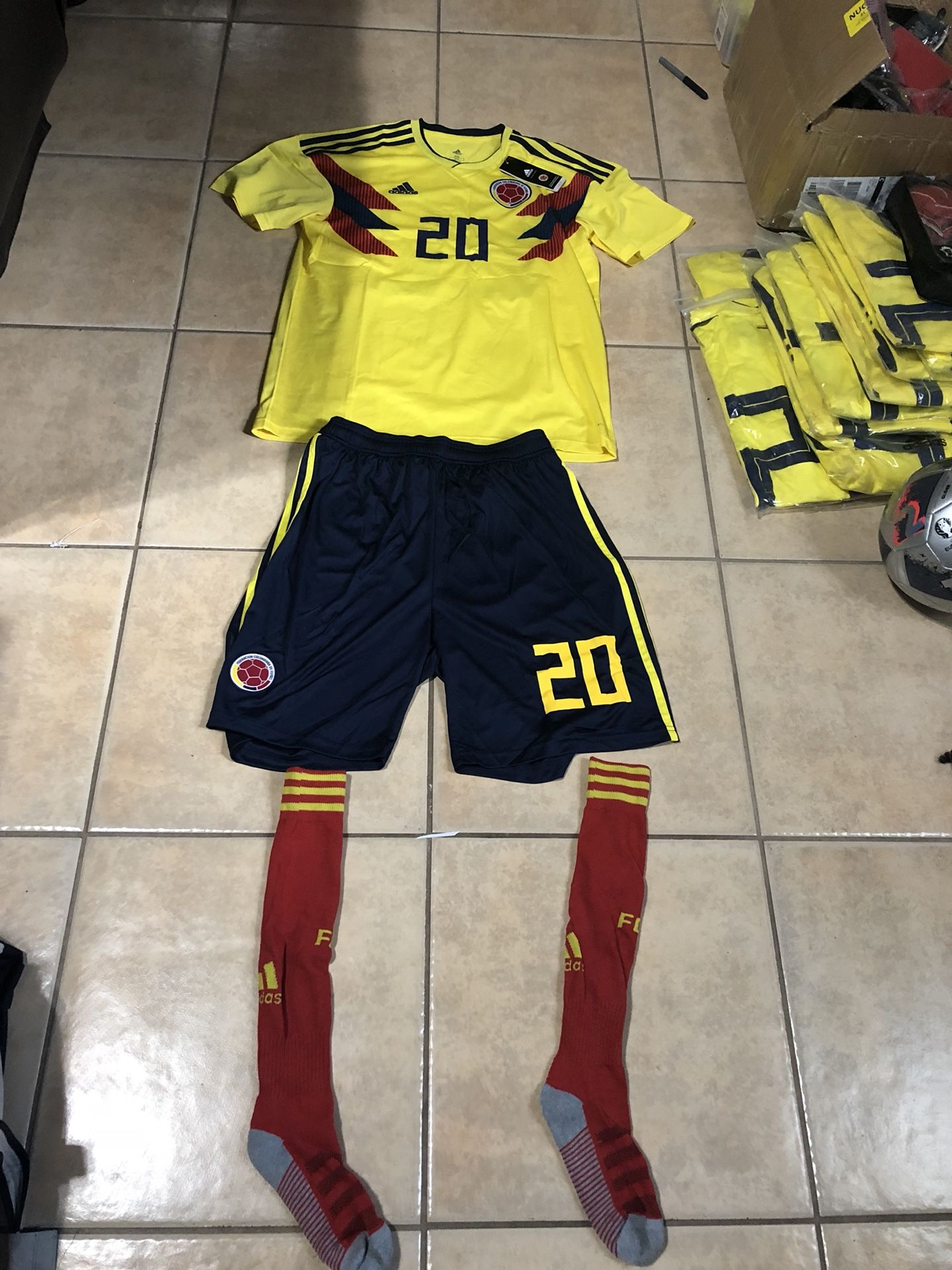 Camisas para equipos de Futbol Adidas o NIKE viene con shorts calcetas camisa con números solo a $40.00 por set completo mínimo 15 uniformes