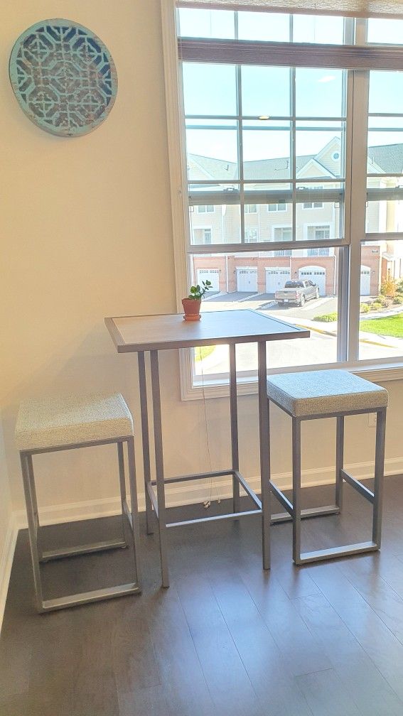 Counter Height Pub Table with Stools