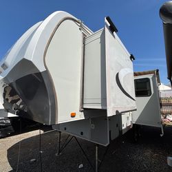 2011 Open Range Roamer 5th Wheel! 3 Slides