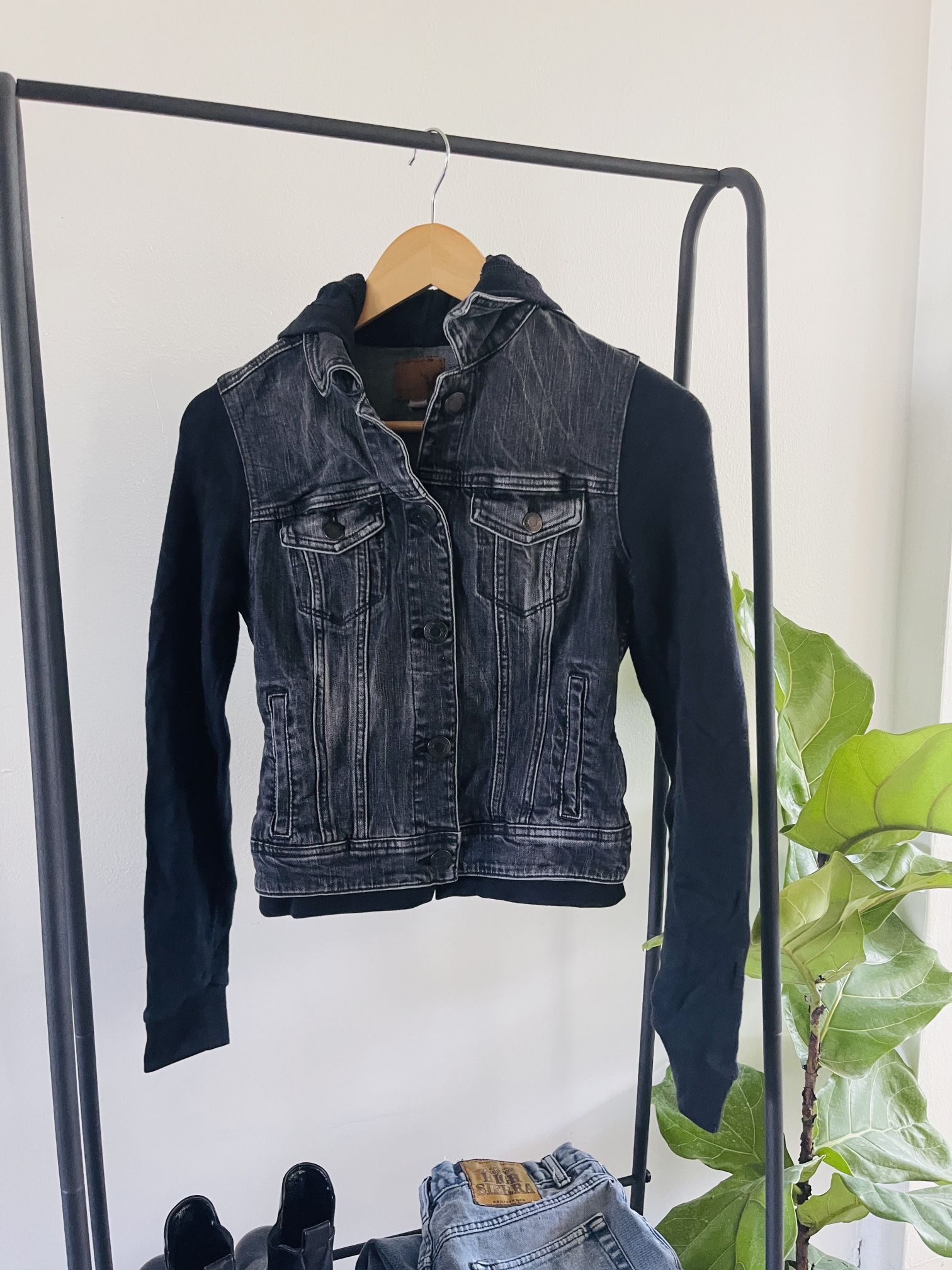 American Eagle Denim jacket with a hoodie Bin k