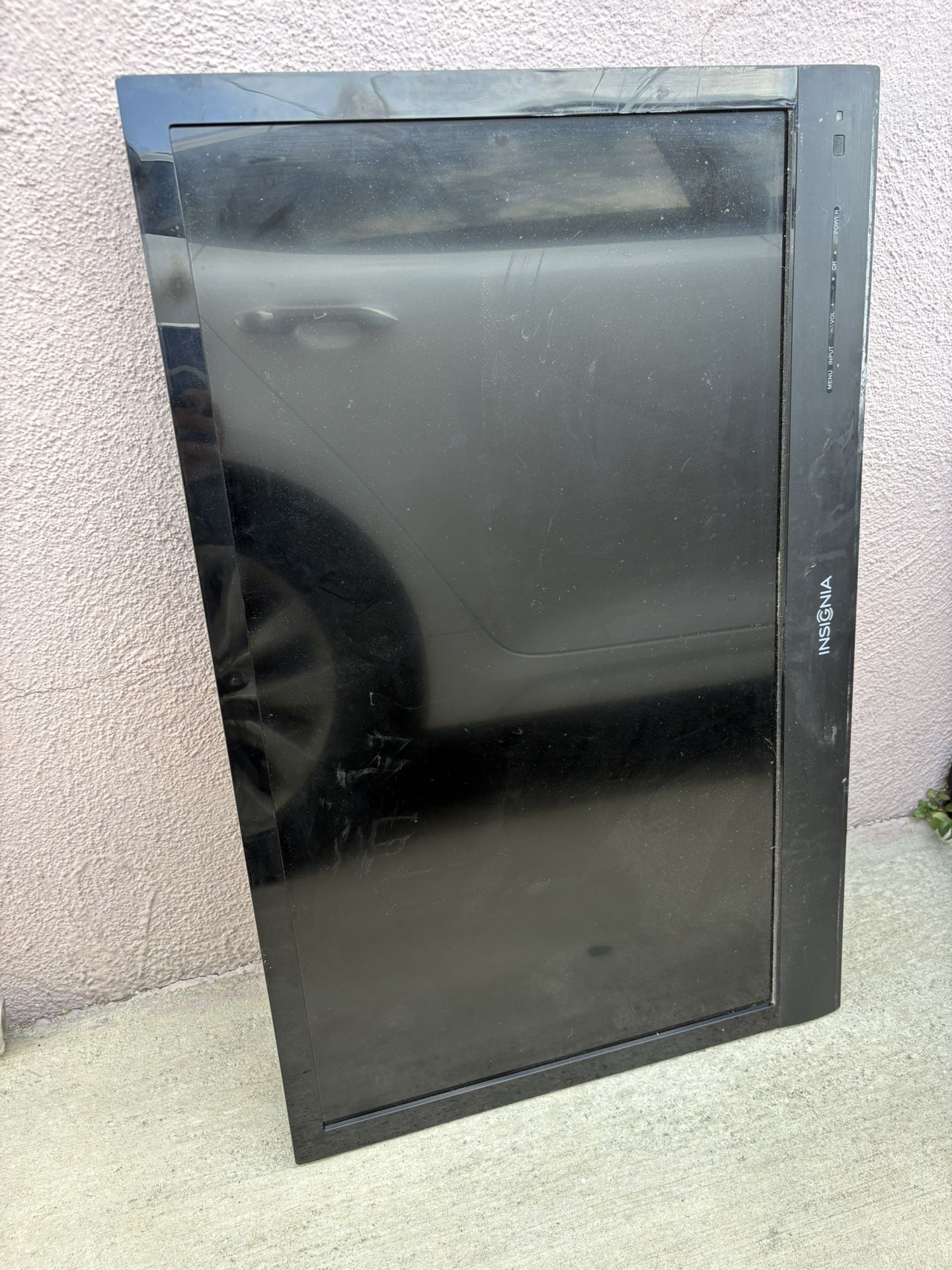 Free 33" TV Insignia