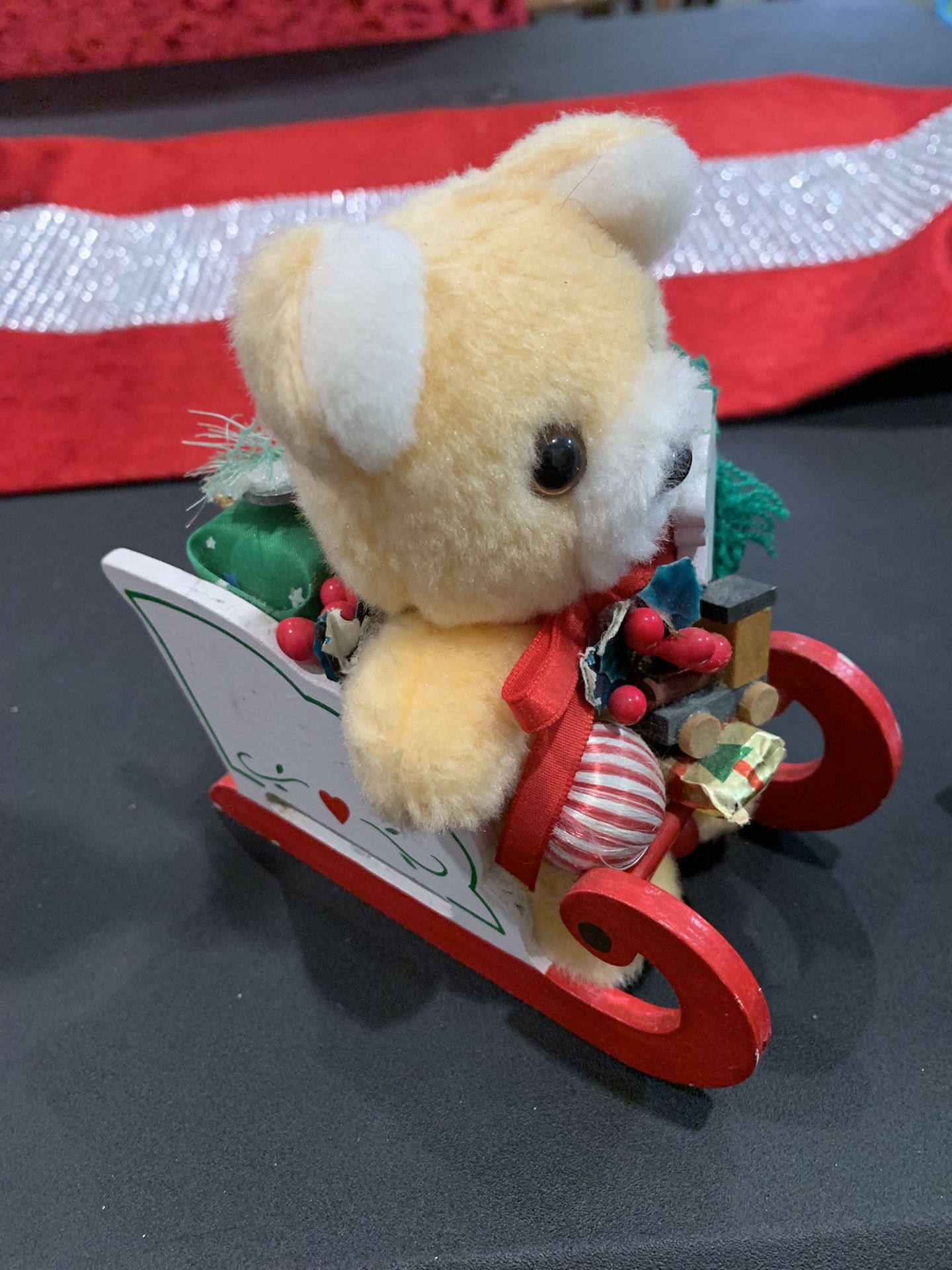 COLLECTIBLE WOODEN SLEIGH MUSIC BOX