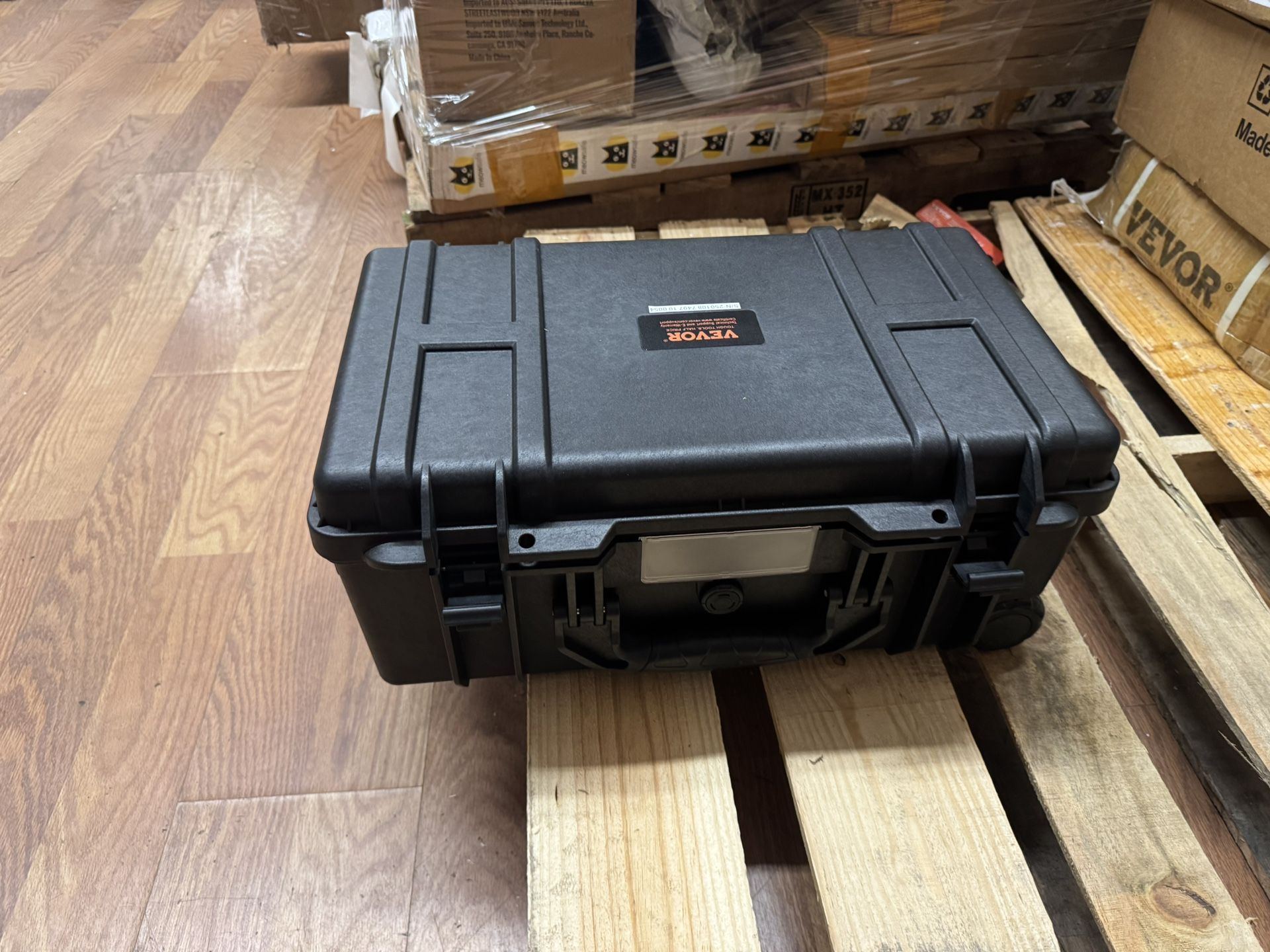 VeVor 1.58 Cu.ft Weatherproof Hard Case With Retractable Pull Handles & Wheels