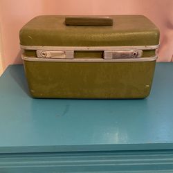 Great vintage travel case cosmetic case craft caddy