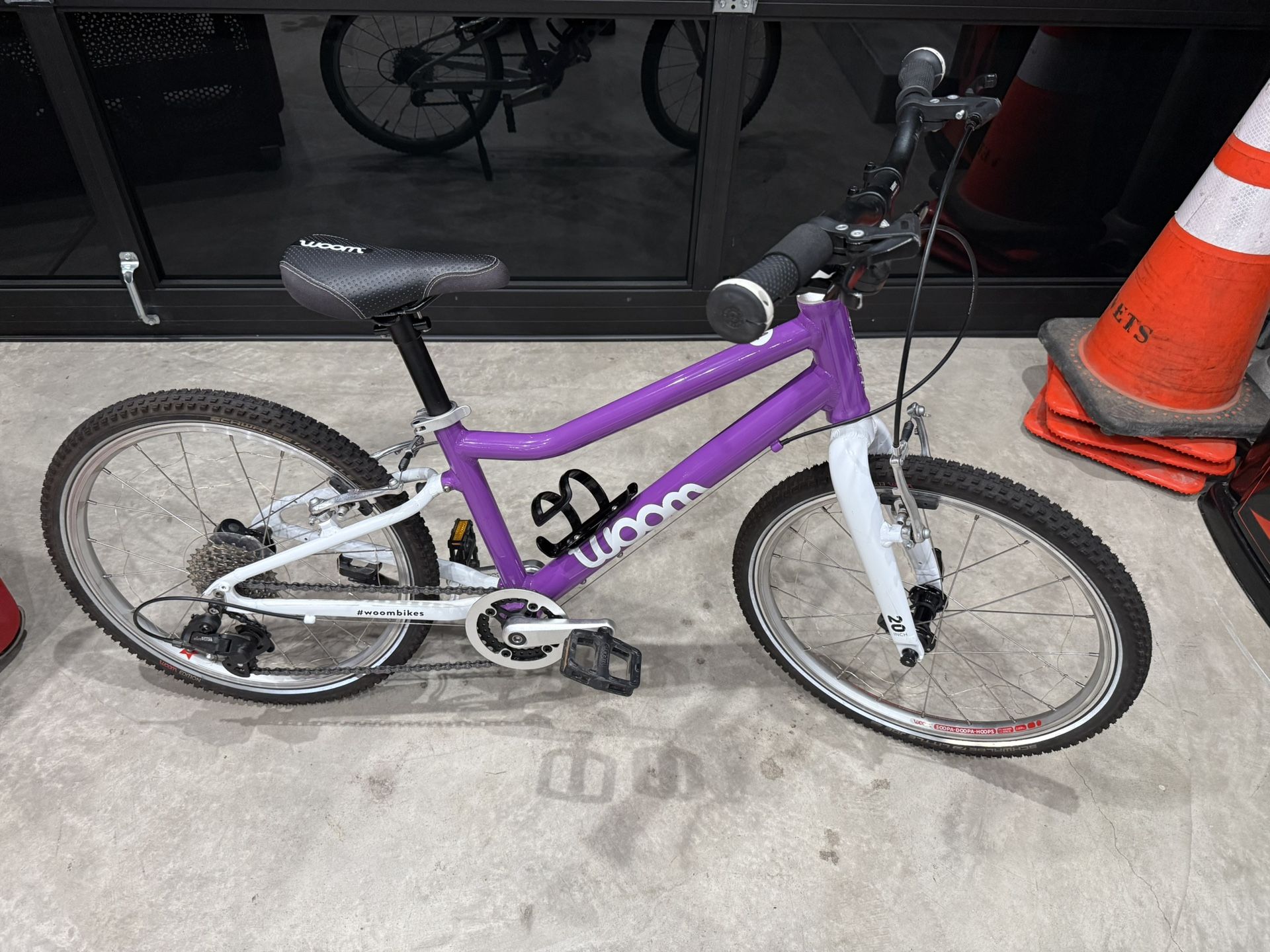 Woom 4 7speed 20 Inch All Aluminum Light Weight Kids Bike With Water Bottle Holder And Lights In Wheels Great Shape