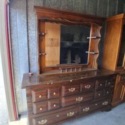 Dresser With Mirror