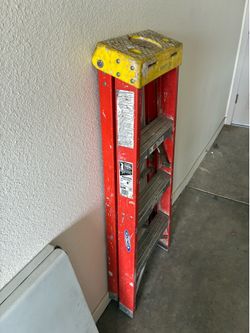 4’ fiberglass step ladder rated for 300 lbs