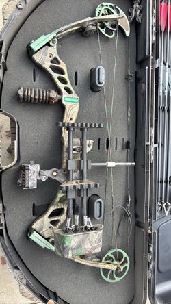 Bear Instinct Compound Bow Package - Ready to Hunt (60lb / 28") with Hard Case & Arrows