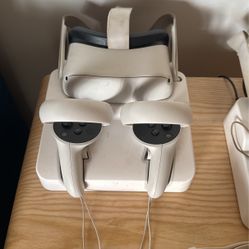 Meta Quest 2 - VR Headset w/charging dock