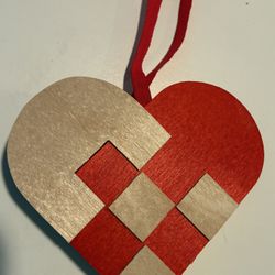 Julehjerter-Scandinavian Christmas Heart Basket. 3 1/2”X4”X1” Thick.