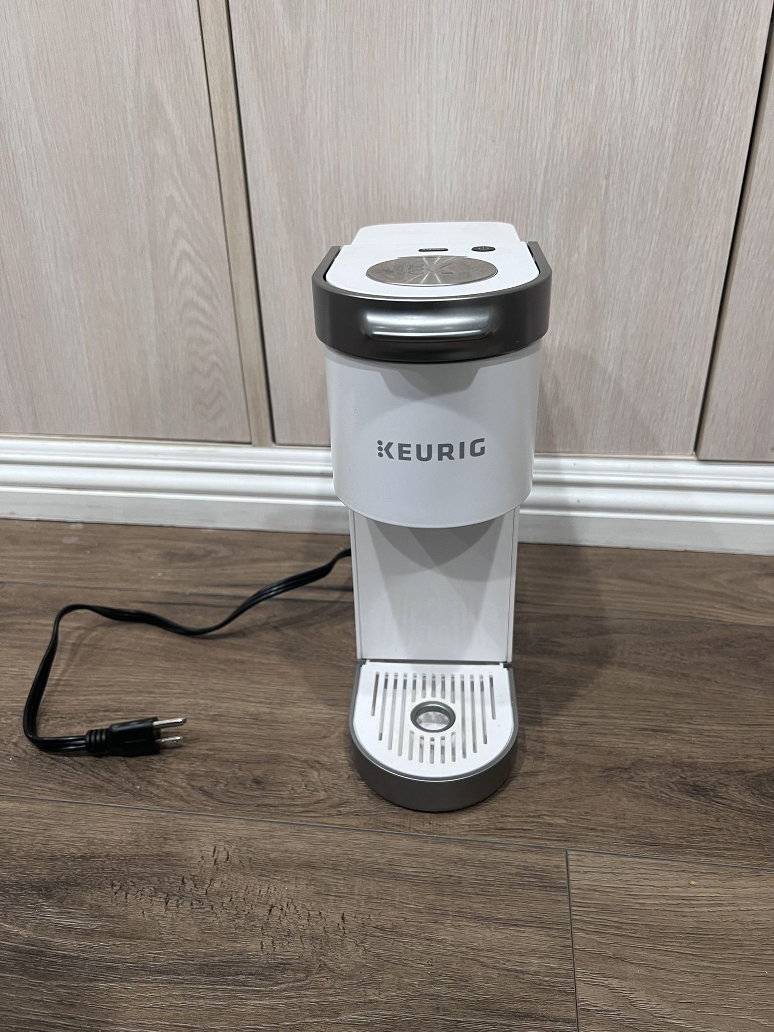 Keurig K-Slim Single Serve K-Cup Pod Coffee Maker, Multistream Technology, 3 Brew Sizes, Slim and Sleek Design, 46oz Removable Reservoir, White