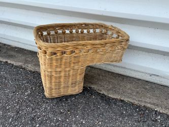 Vintage Wicker Rattan Stair Basket! Good condition, some wear on lip see pics 17x9x14in