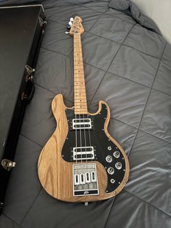 Used peavey T-40  electric bass