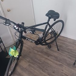 Trek XL 700cc X 35 28 Inch Rims Flawless Ride