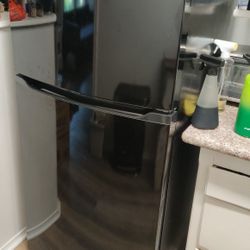 Frigidaire 13.9 cubit foot Top-Freezer (Black)