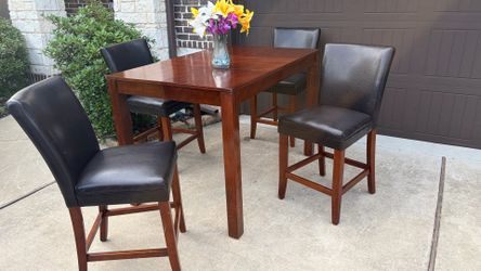 Beautiful Counter Height Dining Set. Table with 4 chairs. Used, good condition.