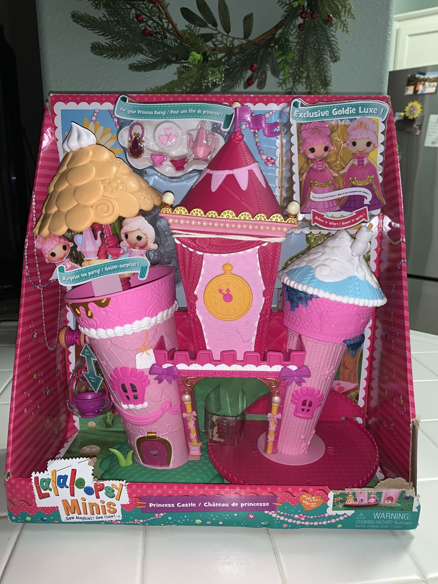 NEW MGA Lalaloopsy Minis Princess Castle w/ Exclusive Goldie Lux Doll Tea Party