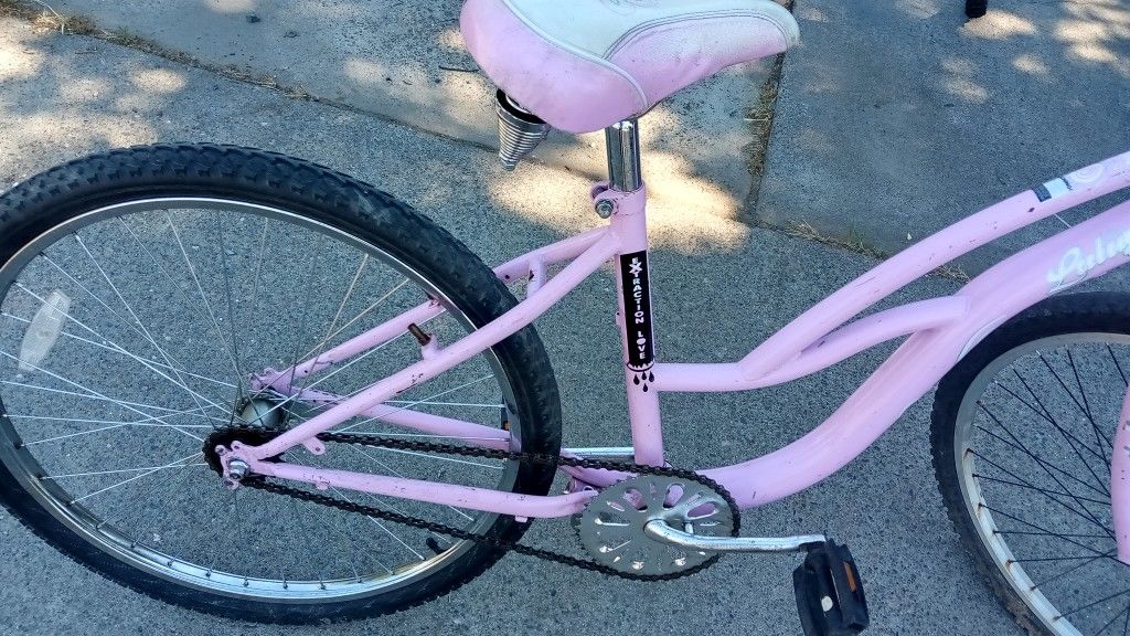 Schwinn Women's Lulu 26 Cruiser Bike Pink/White