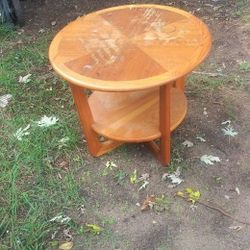 4 Oak Tables Some Swivel $15 For All Four Just Need The Room. Or Buy Separate 